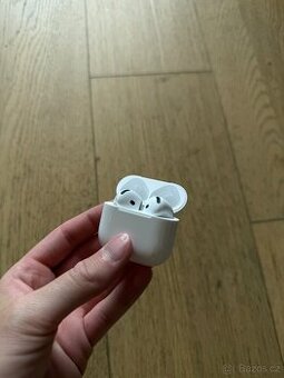 Apple AirPods 4