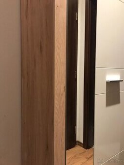 Moderní dřevěný stojan na oblečení a boty – jako nový