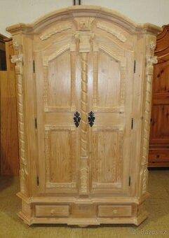 Vyřezávaná šatní skříň - policová z borovice - celomasiv