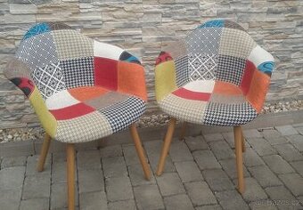 Moderní barevné jídelní židle