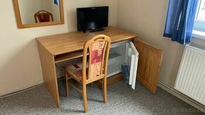 Pěkný psací stůl