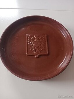 2× keramický tácek s československým lvem – hnědá kamenina