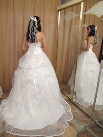 Bílá posuvná zrcadlová skříň