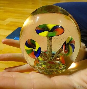 Velká těžítko z hutního skla  ruční výroba vícebarevné květy