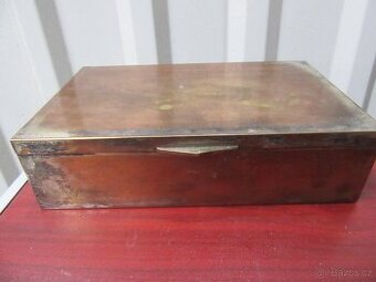 Nabízím starožitnou mosaznou krabičku s věnováním 1928. Mate