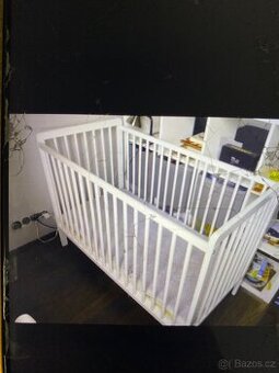 Dřevěná bílá postýlka pro kojence / batole