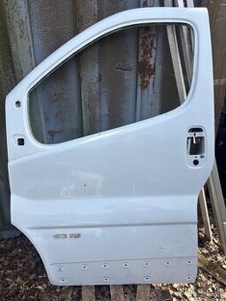 Renault trafic levé přední dveře