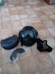 Airsoftová helma s brýlemi a maskou