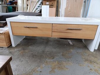 Nová lavice, botník.