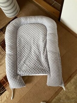 Hnízdečko, přebalovací pult.