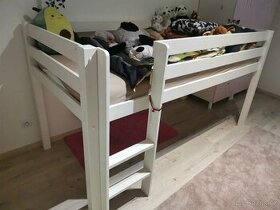 Dětská bílá postel vyvýšená