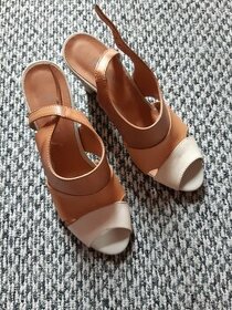 Nové kožené sandály na podpatku Baťa 38