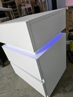 Nový noční - odkládací  stolek s LED osvětlením