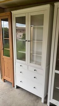 Ikea Hemnes vitrína knihovna masiv bílé mořidlo š.