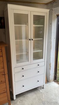 Ikea Hemnes vitrína knihovna masiv bílé mořidlo š.