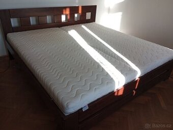Velká masivní manželská postel tmavý dub
