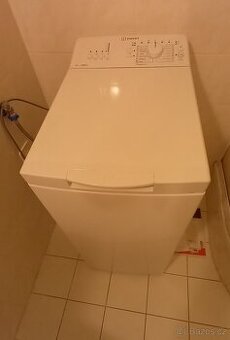 Pračka Indesit vrchem plněná