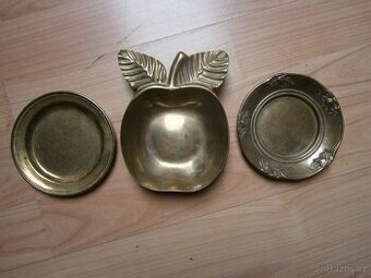 staré mosazné talířky