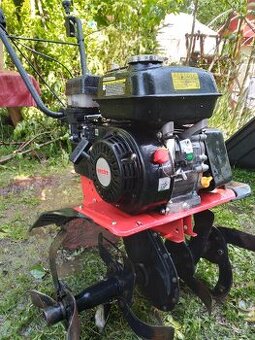 Kultivator Hecht 795 na srovnání pozemku.