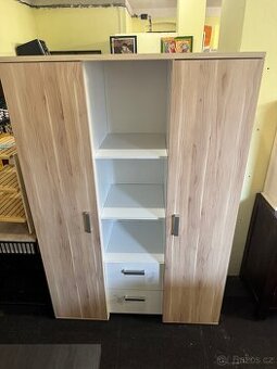 Hezká dětská šatní skríň se šuplíky a policemi