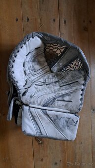 Brankář rukavice opačný gard