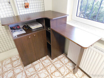 Stůl rohový se skříňkou a policemi