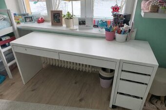 Psací stůl Micke a zásuvkový díl na kolečkách Micke