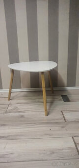 stolek ve skandinávském stylu