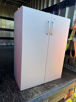 Bílé policové skřínky