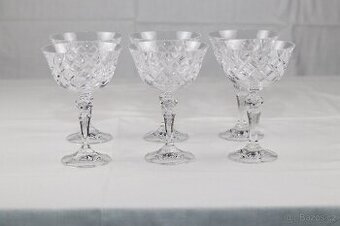 sklo, křišťál, porcelán z vitríny