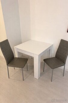 Jídelní stůl s židlemi