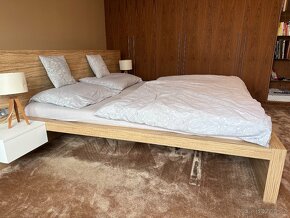 Luxusni manzelska postel s doplnky