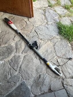 Elektrická pila s dlouhou rukojetí