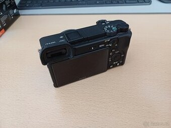 Sony A6400 tělo + příslušenství