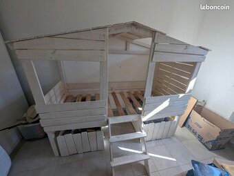 Vyvýšená dětská postel se stříškou+ skříň