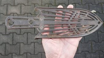 Pěkná velmi stará podložka pod starožitnou žehličku 390,-