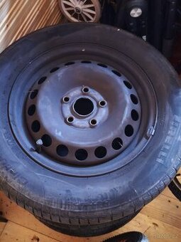 Plechové disky s letními pneu Pirelli