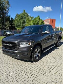 Dodge RAM 1500 5.7 V8 HEMI—2019–Laramie—kůže—velký displej—