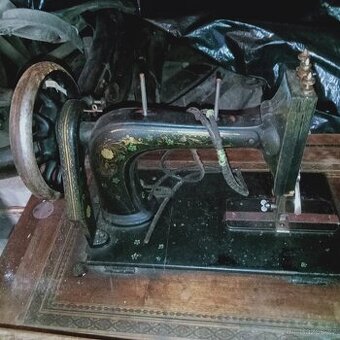 starý šicí stroj - 1