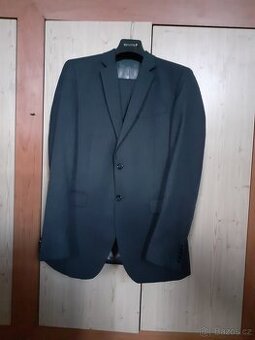 Pánský oblek koutný