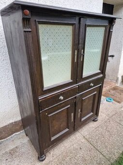 Kredenc masivní, kuchyňská skříň