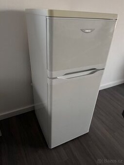 Starší používanoukombinovanou  lednici s mrazákem Zanussi