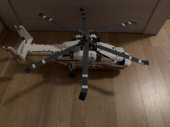 Prodám LEGO Technic 42052 – Těžkotonážní vrtulník