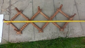Dřevěný skládaný věšák na stěnu (80 cm délka)