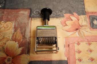 staré razítko Globe Special s číselníkem