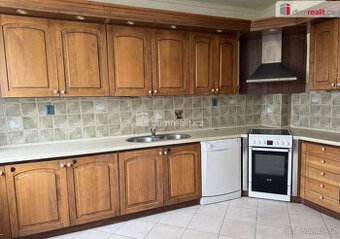 Prostorný byt 4+1 v prvním patře cihlového domu se zahradou 