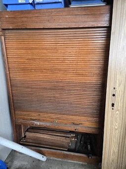 AMERICKÁ REGISTRAČKA SKŘÍŇ S ROLETOU.
Skončeno