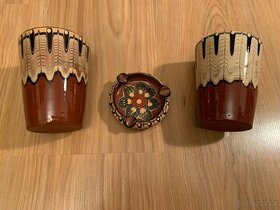 Stylový bulharský keramický set 2 hrnečků s popelníkem - 1