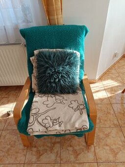 čtyři polstrované židle k jídelnímu stolu