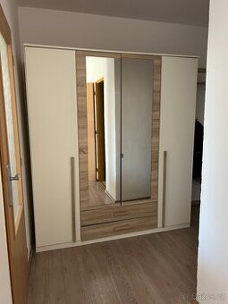 Šatní skříň se zrcadlem – 200 × 179 × 58 cm